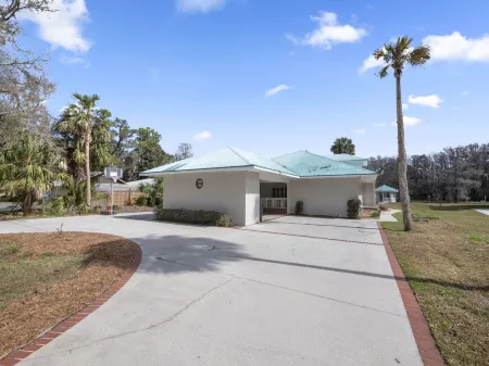 River Haven: Kayaks & Swimming on Rainbow River Отели в г. Даннеллон