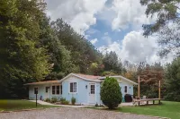 Little Blue Cottage - wooded getaway, near beaches and towns
