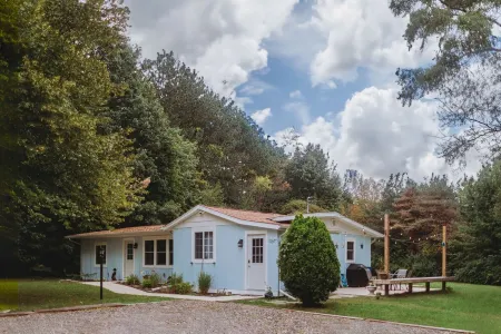 Little Blue Cottage - wooded getaway, near beaches and towns
