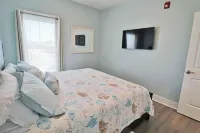 Beautiful condo in walking distance to both the town center and the Bay!