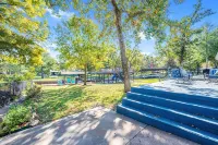 Cedar Creek Lakehouse: Firepit, Lake Access, Hot Tub, and Pet Friendly