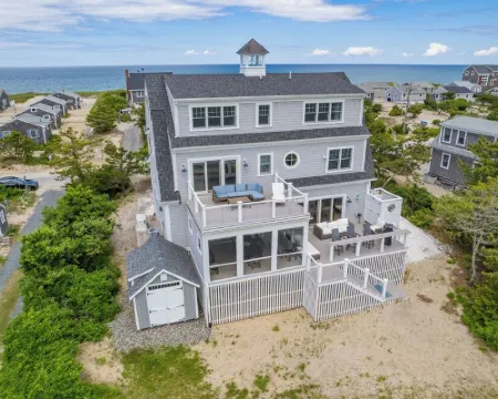 Bright & Beautiful Waterfront Cape Cod Home โรงแรมในSandwich
