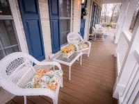HOME AWAY FROM HOME/ 2 -story modern farmhouse at Lake Gaston  /HOT TUB AUG 1 Hotels in Sixpound