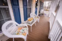 HOME AWAY FROM HOME/ 2 -story modern farmhouse at Lake Gaston  /HOT TUB AUG 1