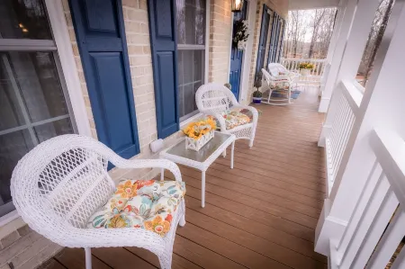 HOME AWAY FROM HOME/ 2 -story modern farmhouse at Lake Gaston  /HOT TUB AUG 1