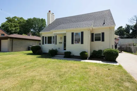 Comfortable Home Only 5 Minutes to ND Campus Отели в г. Саут-Бенд