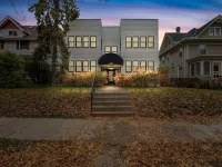 Near campus, Xcel Center, Allianz Field, hospitals, king bed & free parking! 2