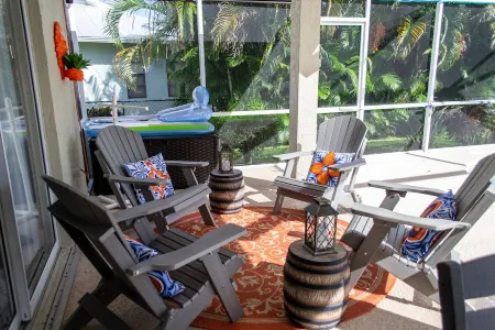 10 miles to Jensen, Hutchinson, and Stuart beaches-  Amazing 3/2 w  private pool Отели рядом с достопримечательностью «Порт-Сент-Люси Ботаникал Гарденс»