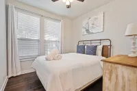 Chic 3-Bed Condo, 2-Car Garage close to Pearl & St. Mary's Strip in Tobin Hills!