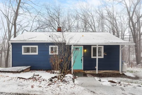Cozy Cabin w/ Hot Tub, Arcade & Fire Pit Perfect for up to 8 People