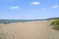 Leelanau condo on golf course close to beaches, wineries, sand dunes, and more Hotels in Cleveland Township