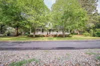 5 Miles to Callaway Gardens and walking distance to shops and restaurants.
