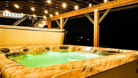 Winter Lakeside Retreat on Locke Lake — Stunning Views & Private Hot Tub Отели в г. Барнстед