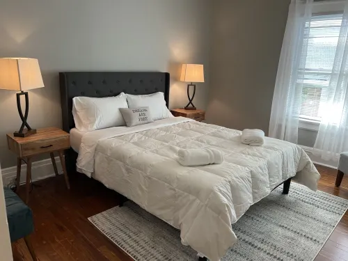 Spacious 2 bed room apartment near Shaker, Cleveland clinic, CWRU, Van aken. Hotels in Cleveland Heights