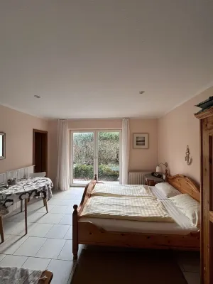 Ein Zimmer Apartment mit Kitchenette, Balkon, Bad im Landhausstil