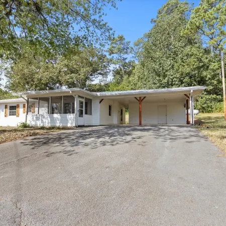 Peaceful Cabin Home-Minutes from Guntersville City Harbor and Boat Launches