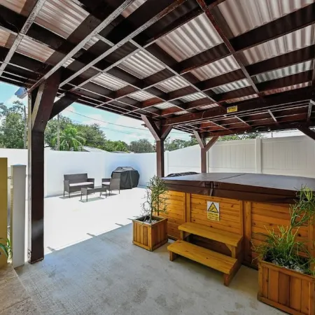 Paradise in Brandon with luxurious 6 person jacuzzi.