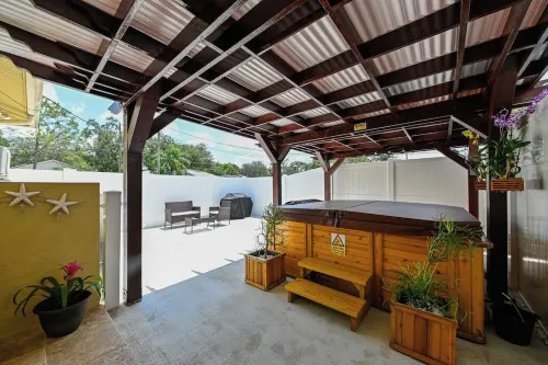 Paradise in Brandon with luxurious 6 person jacuzzi.