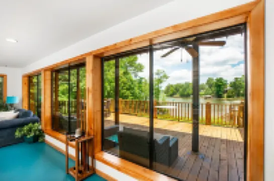 Serene Lakeside Getaway