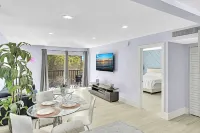 One Bedroom Steps Away From The Beach | Pool! Hotel a Sunny Isles Beach