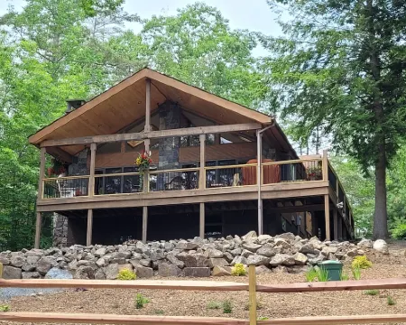 Beautiful Lake House on Schroon Lake with private beach and dock slip-4bed/4bath Hotels in Schroon