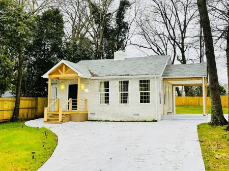 ~2 Bedroom Cozy Gem 💎 5 minutes from Downtown Spartanburg~