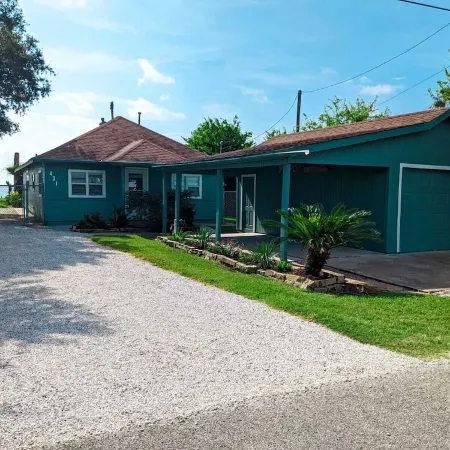 Pet-Friendly Waterfront Bayhouse with 300-Ft Fishing Pier