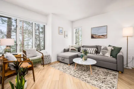 Hawks Nest Hideaway - 2 Bed 2 Bath - Screened In Deck Отели в г. Глен Арбор Тауншип