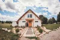Newly Renovated! 5 Mins to Beach-Hot Tub-Fire Pit-Family & Dog Friendly