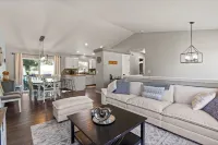 6BR/3BA House - 2nd Living and Entry - 18 Guests