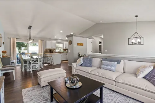 6BR/3BA House - 2nd Living and Entry - 18 Guests