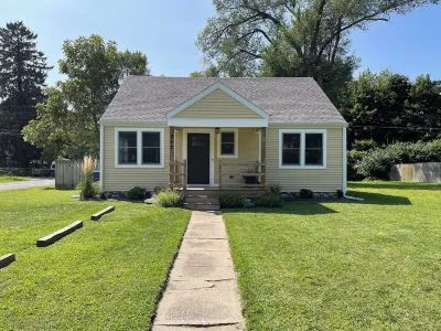 N Shore Bungalow-Close to St Joe, beaches, golf, wineries, 45 min to Notre Dame