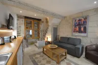 At the foot of the Arles bullring, attractive renovated town house - Bungalows