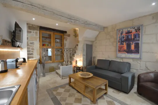 At the foot of the Arles bullring, attractive renovated town house