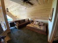 Charming, cozy, rustic Chalet.. Hollywood Hills, OLD FORGE, NY