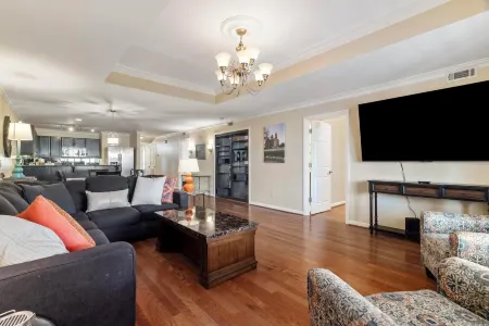 Thach Place in Auburn.  Just steps from campus! Отели рядом с достопримечательностью «Парк штата Чевакла»