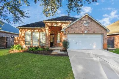 Gated Golf Course Home Near Cinco Ranch – Perfect for Remodels or Relocations! Devero附近的飯店