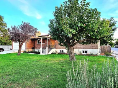 Gorgeous island-themed retreat sleeps up to 30 in Orem, UT! Department of Construction Technologies 주변 호텔