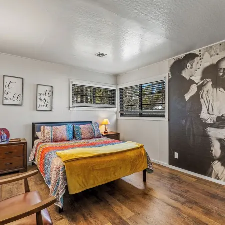 Clever Cabins - 2 Adjacent Homes w/Fully Fenced Yards, AC, W/D, Smart TVs, WiFi