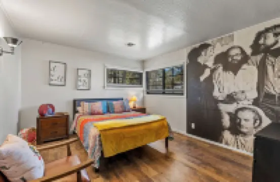 Clever Cabins - 2 Adjacent Homes w/Fully Fenced Yards, AC, W/D, Smart TVs, WiFi