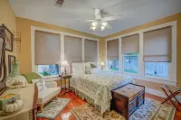 New Braunfels Bungalow Central to Attractions/ Downtown