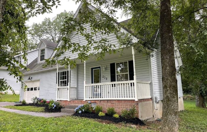 CENTRALLY LOCATED - 4 bedroom- Hancock House - Pet Friendly. 1 gig internet.