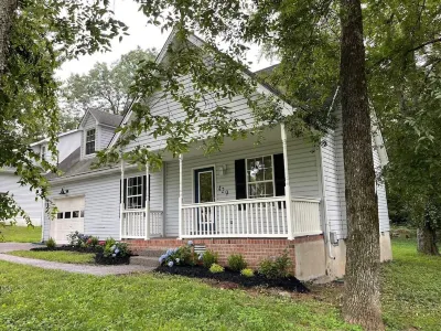 CENTRALLY LOCATED - 4 bedroom- Hancock House - Pet Friendly. 1 gig internet. Hotels near Welch College