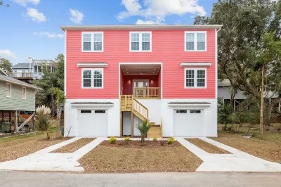 200ft from the Sound & 900ft to the Beach! New, large family  home w/ elevator! Hotels near Public Beach Access(No Parking)