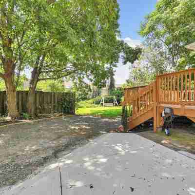 3 mins from Downtown - PS5, King Bed & EV Charger Others