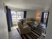 The Moorhead Place. Dog Friendly, Warm Home Near Colleges and Medical Centers