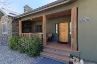 Stag's Leap Lodge located near Downtown Courthouse Square and Famous Whiskey Row Các khách sạn gần Upper Goldwater Lake parking