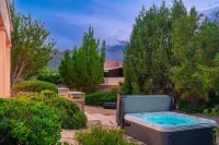 Amazing Luxury Home with Hot Tub Views and Fire Pit