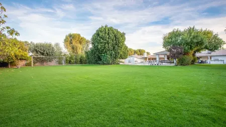 Serene Scottsdale Sanctuary - 7Br Wellness Retreat w/ Pool, Spa & Sauna