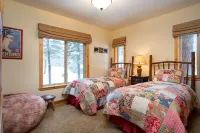 Modern Tahoe Donner Cabin. Hot Tub.  Near Trails, Skiing & Downtown Truckee